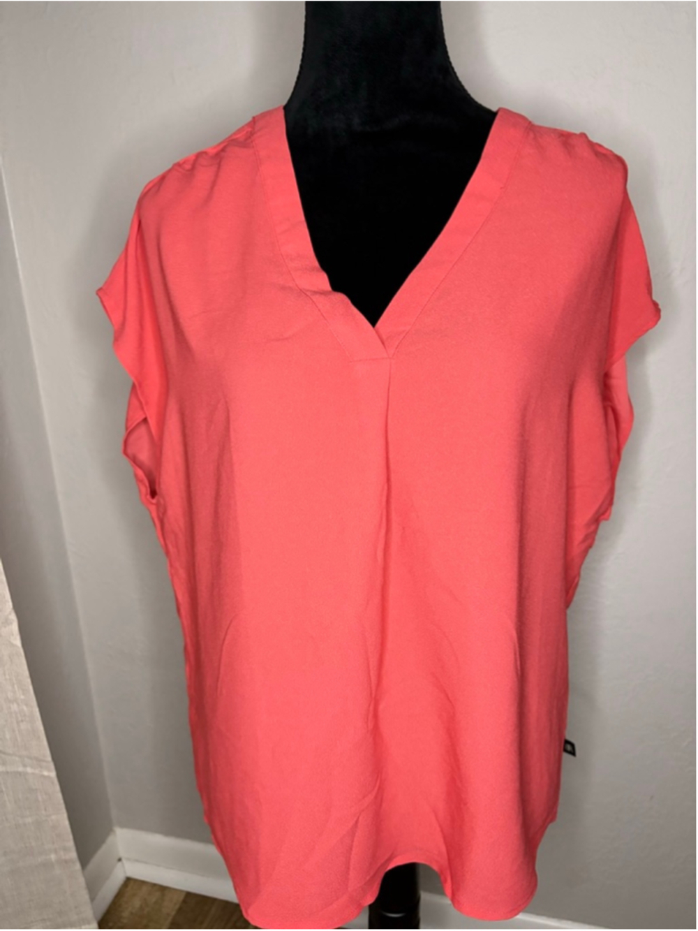 Banana Republic Coral V-Neck Top Size L